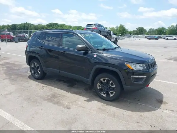 3C4NJDDB1JT308207 2018 JEEP COMPASS - Image 1