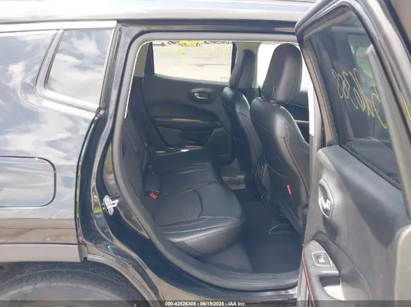 3C4NJDDB1JT308207 2018 JEEP COMPASS - Image 8