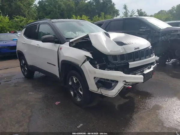 3C4NJDDB1JT404029 2018 JEEP COMPASS - Image 1