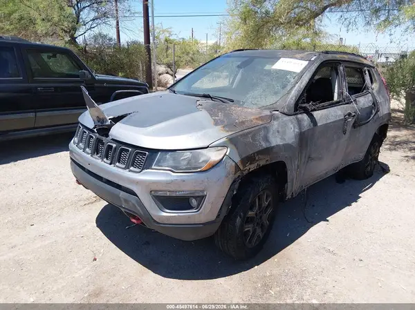 3C4NJDDB1JT441615 2018 JEEP COMPASS - Image 2