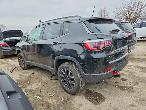 3C4NJDDB1JT485839 2018 JEEP COMPASS - Image 2