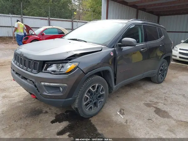 3C4NJDDB1KT688201 2019 JEEP COMPASS - Image 2