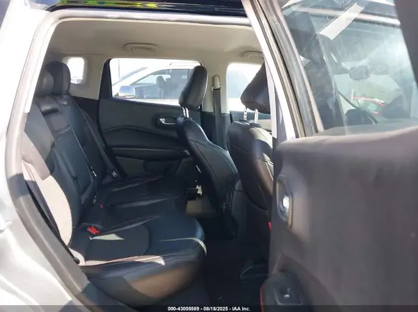 3C4NJDDB1KT752561 2019 JEEP COMPASS - Image 8