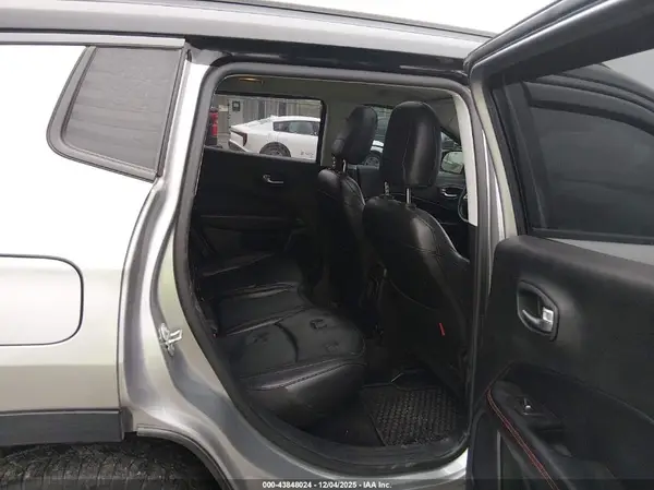 3C4NJDDB1KT759770 2019 JEEP COMPASS - Image 8