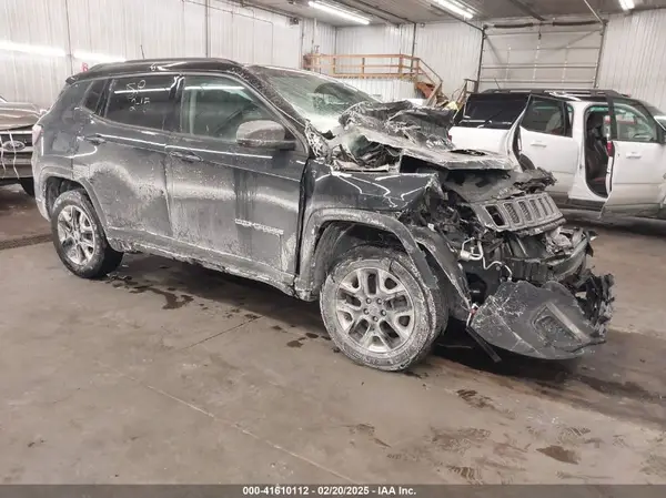 3C4NJDDB2JT211775 2018 JEEP COMPASS - Image 1