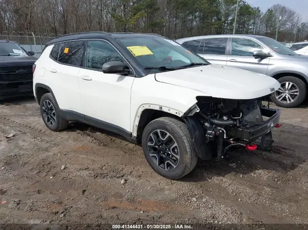 3C4NJDDB2KT671066 2019 JEEP COMPASS - Image 1