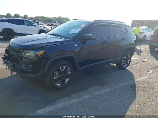 3C4NJDDB4JT128932 2018 JEEP COMPASS - Image 2