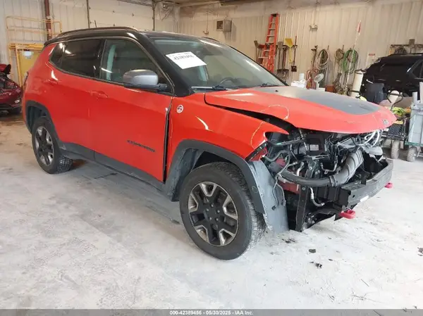3C4NJDDB4JT169366 2018 JEEP COMPASS - Image 1
