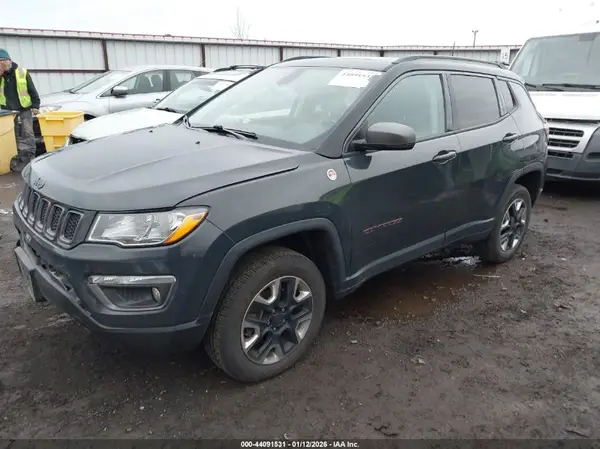 3C4NJDDB4JT366781 2018 JEEP COMPASS - Image 2