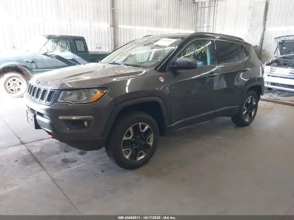 3C4NJDDB4JT417163 2018 JEEP COMPASS - Image 2
