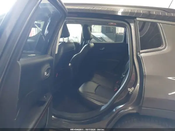 3C4NJDDB4JT417163 2018 JEEP COMPASS - Image 8