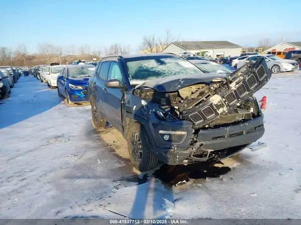 3C4NJDDB4JT501774 2018 JEEP COMPASS - Image 1