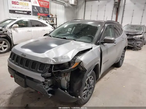 3C4NJDDB4KT702821 2019 JEEP COMPASS - Image 2
