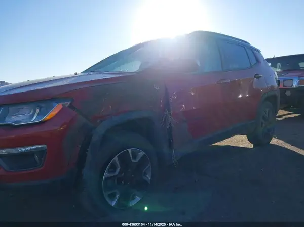 3C4NJDDB5JT210331 2018 JEEP COMPASS - Image 2