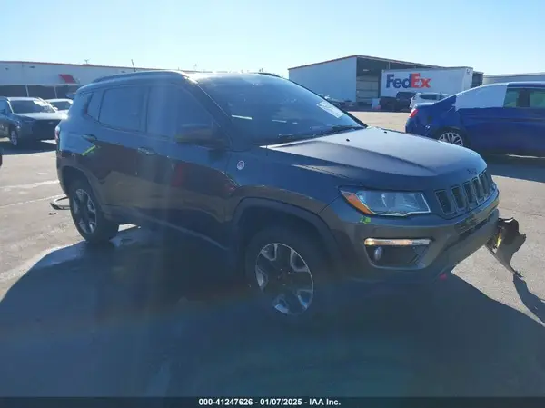 3C4NJDDB6JT174553 2018 JEEP COMPASS - Image 1