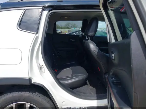 3C4NJDDB6JT234590 2018 JEEP COMPASS - Image 8