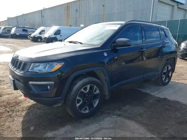 3C4NJDDB6JT424261 2018 JEEP COMPASS - Image 2