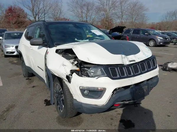 3C4NJDDB6KT627930 2019 JEEP COMPASS - Image 1