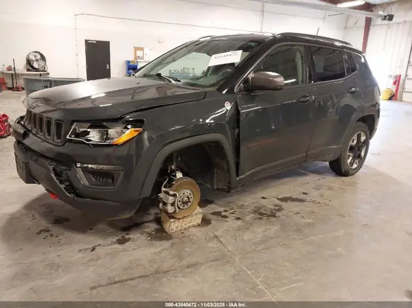 3C4NJDDB7JT135132 2018 JEEP COMPASS - Image 2