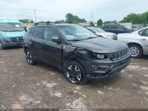 3C4NJDDB7JT135762 2018 JEEP COMPASS - Image 1