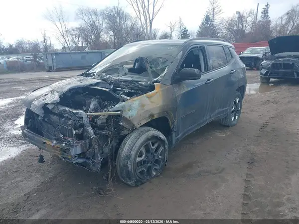 3C4NJDDB7JT366872 2018 JEEP COMPASS - Image 2