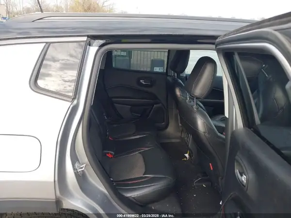 3C4NJDDB7JT451646 2018 JEEP COMPASS - Image 8