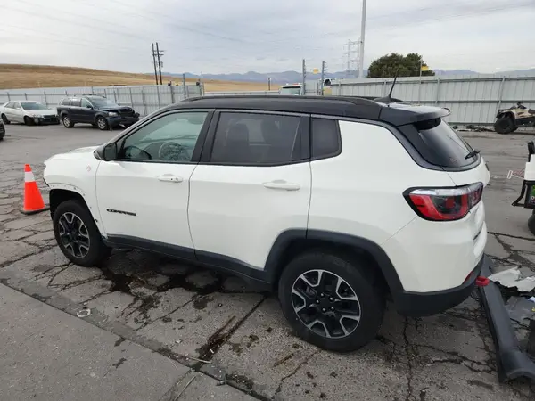 3C4NJDDB7JT470049 2018 JEEP COMPASS - Image 2