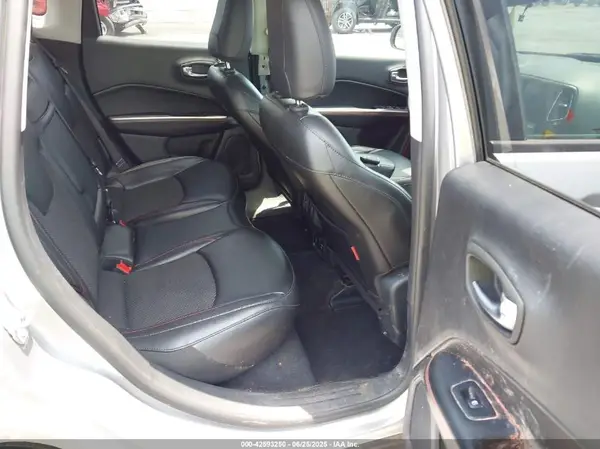 3C4NJDDB7KT667885 2019 JEEP COMPASS - Image 8