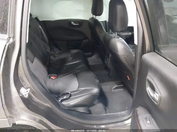 3C4NJDDB8JT207357 2018 JEEP COMPASS - Image 8