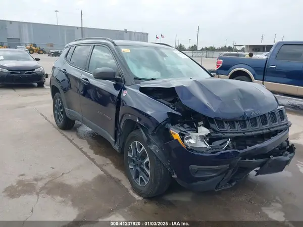 3C4NJDDB8KT619330 2019 JEEP COMPASS - Image 1