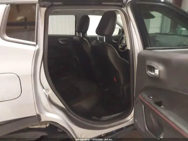 3C4NJDDB8KT619392 2019 JEEP COMPASS - Image 8