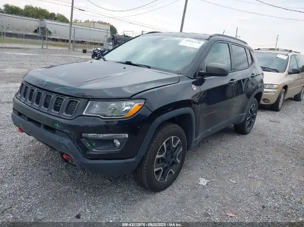 3C4NJDDB8KT795228 2019 JEEP COMPASS - Image 2
