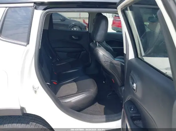 3C4NJDDB8LT163069 2020 JEEP COMPASS - Image 8