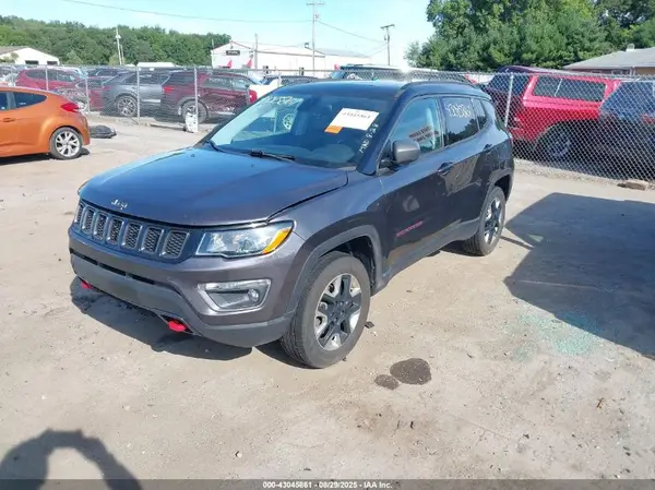 3C4NJDDB9JT207075 2018 JEEP COMPASS - Image 2