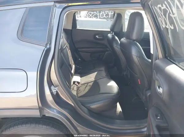 3C4NJDDB9JT207075 2018 JEEP COMPASS - Image 8