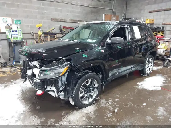 3C4NJDDB9JT207299 2018 JEEP COMPASS - Image 2