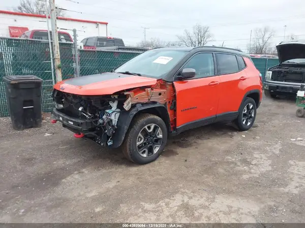 3C4NJDDB9JT264201 2018 JEEP COMPASS - Image 2