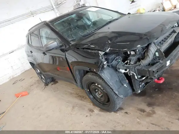 3C4NJDDB9JT366744 2018 JEEP COMPASS - Image 1