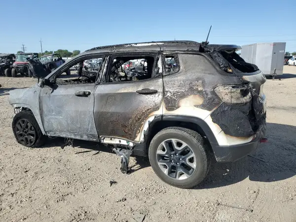 3C4NJDDB9JT419426 2018 JEEP COMPASS - Image 2