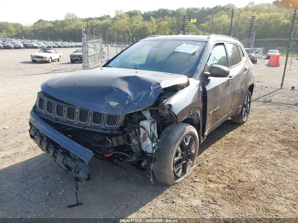 3C4NJDDB9JT441913 2018 JEEP COMPASS - Image 2