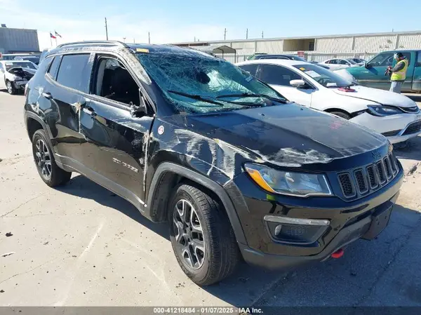 3C4NJDDB9KT618154 2019 JEEP COMPASS - Image 1
