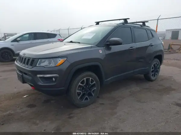 3C4NJDDB9KT697776 2019 JEEP COMPASS - Image 2