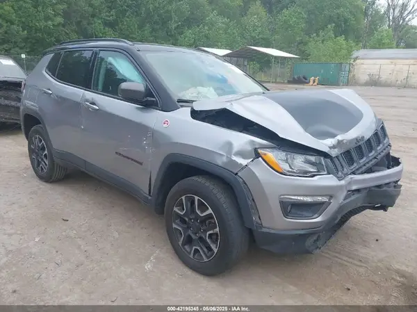 3C4NJDDB9KT739654 2019 JEEP COMPASS - Image 1