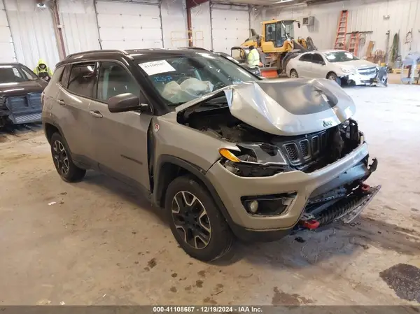 3C4NJDDB9KT795982 2019 JEEP COMPASS - Image 1