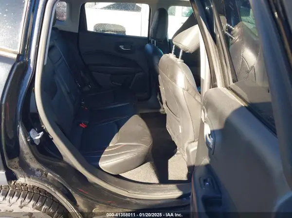 3C4NJDDBXJT130569 2018 JEEP COMPASS - Image 8