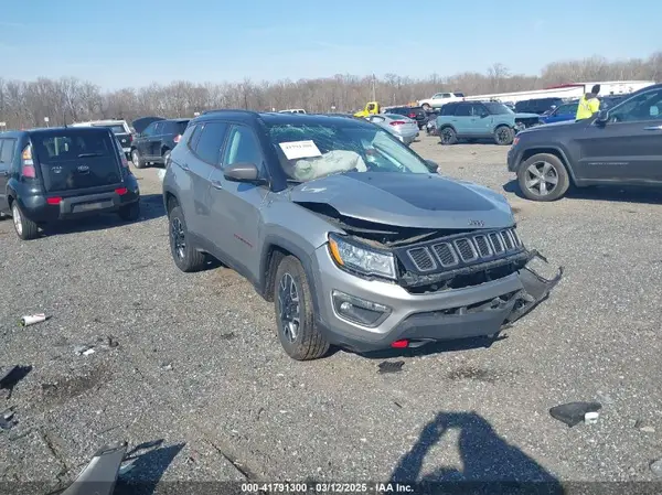 3C4NJDDBXLT106663 2020 JEEP COMPASS - Image 1