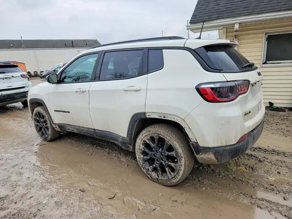 3C4NJDEB0MT516890 2021 JEEP COMPASS - Image 2