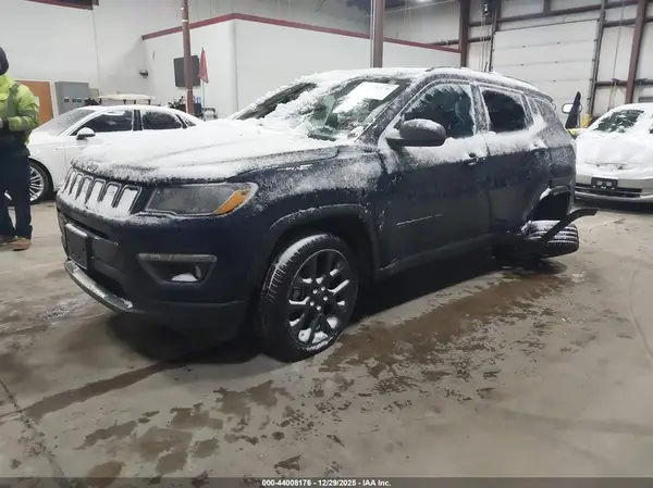3C4NJDEB0MT570576 2021 JEEP COMPASS - Image 2