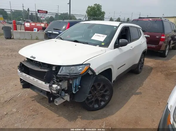 3C4NJDEB5MT513242 2021 JEEP COMPASS - Image 2