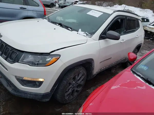 3C4NJDEB8MT553833 2021 JEEP COMPASS - Image 2
